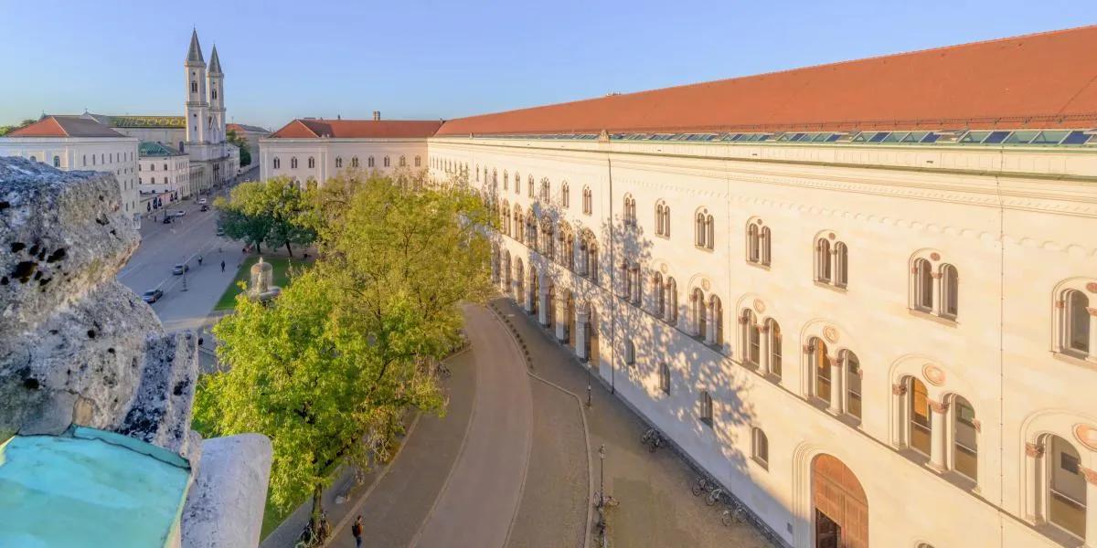 LMU München ana bina Geschwister-Scholl-Platz
